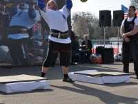 strongman-201200144